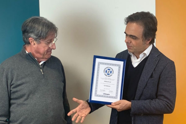 Emanuele Gallotti con il Bollino del Salvagente