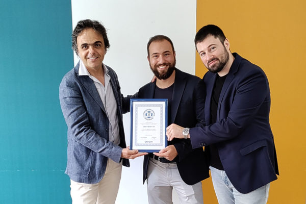 Alex Cozzolino e Elio Cammarata con il Bollino del Salvagente